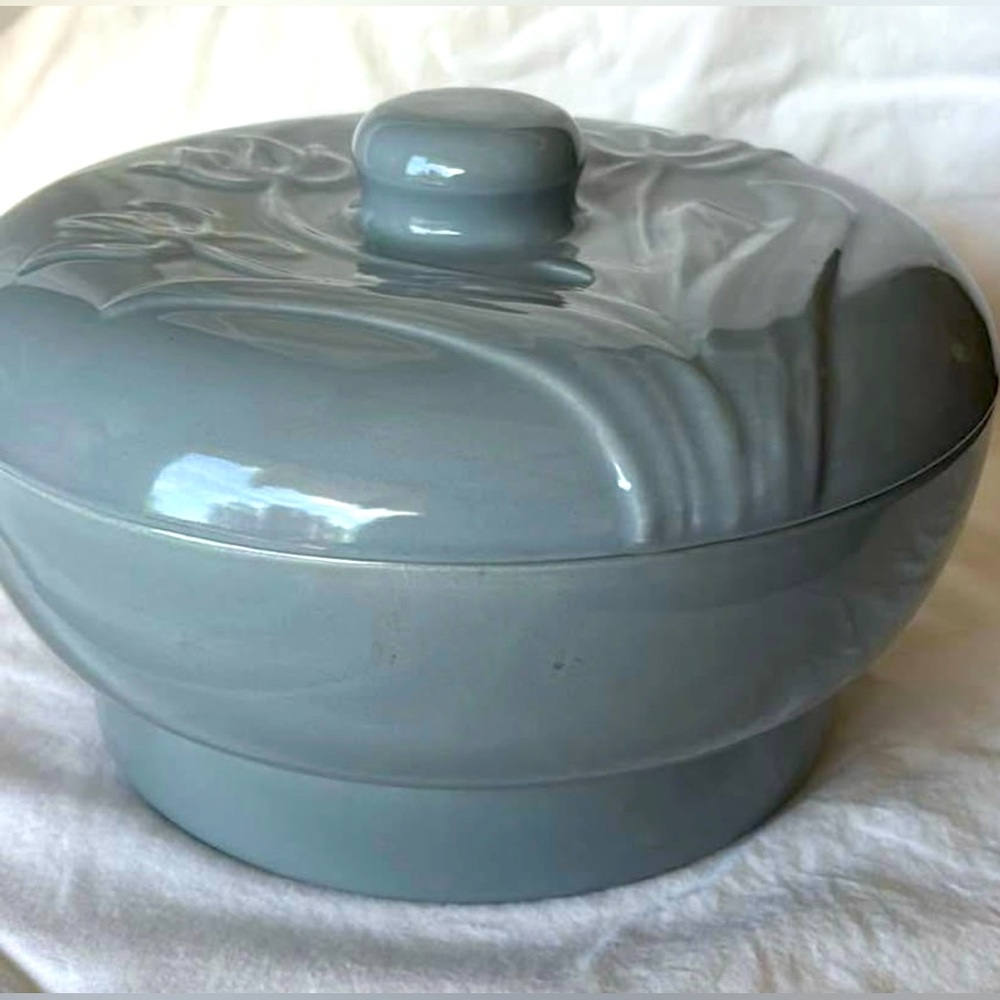 VTG Santa Anita Ware Casserole Serving
Round Powder Blue Dish w/lid 10.5"